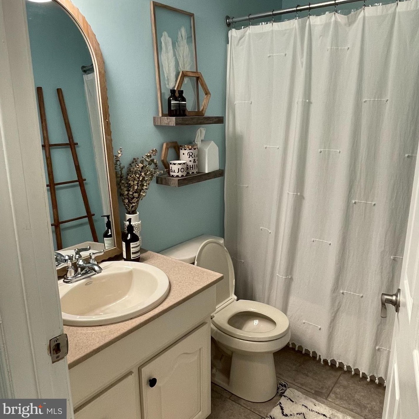 407 Diamond Dr, Upper Makefield PA 18940-2430 exterior