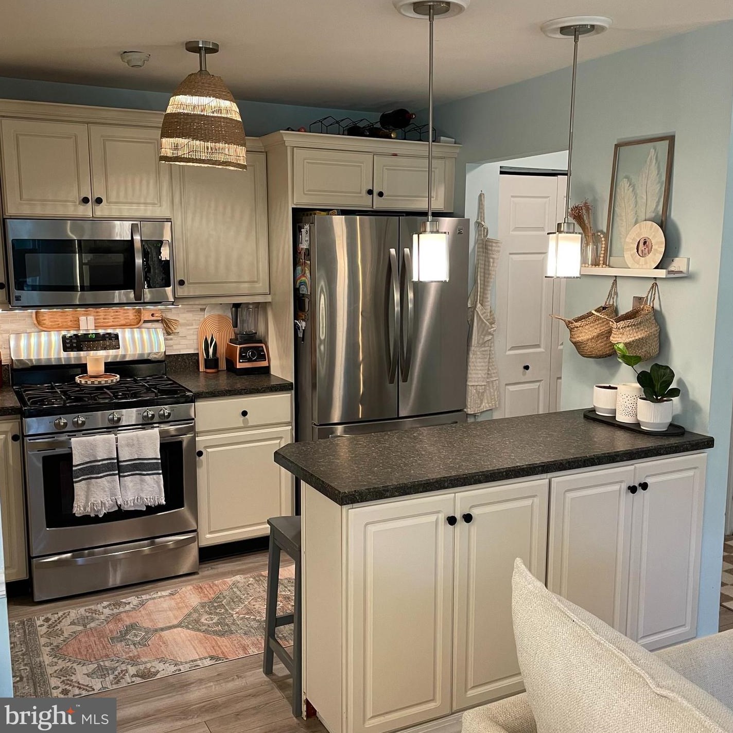 407 Diamond Dr, Upper Makefield PA 18940-2430 exterior