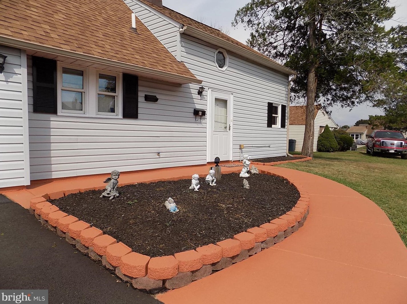 81 Nightingale Ln, Levittown, PA 19054-3308