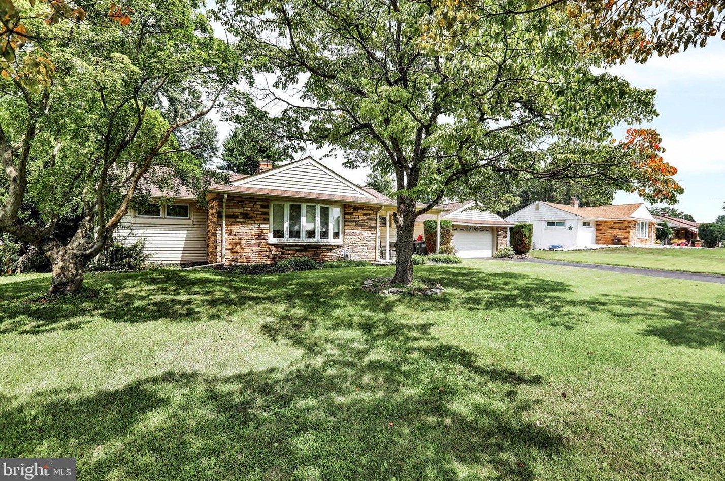 29 Holly Rd, Southampton, PA 18966-3029
