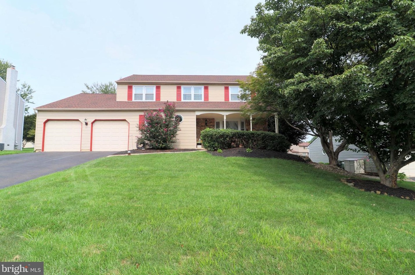 216 Fox Hollow Dr, Langhorne, PA 19053-2477