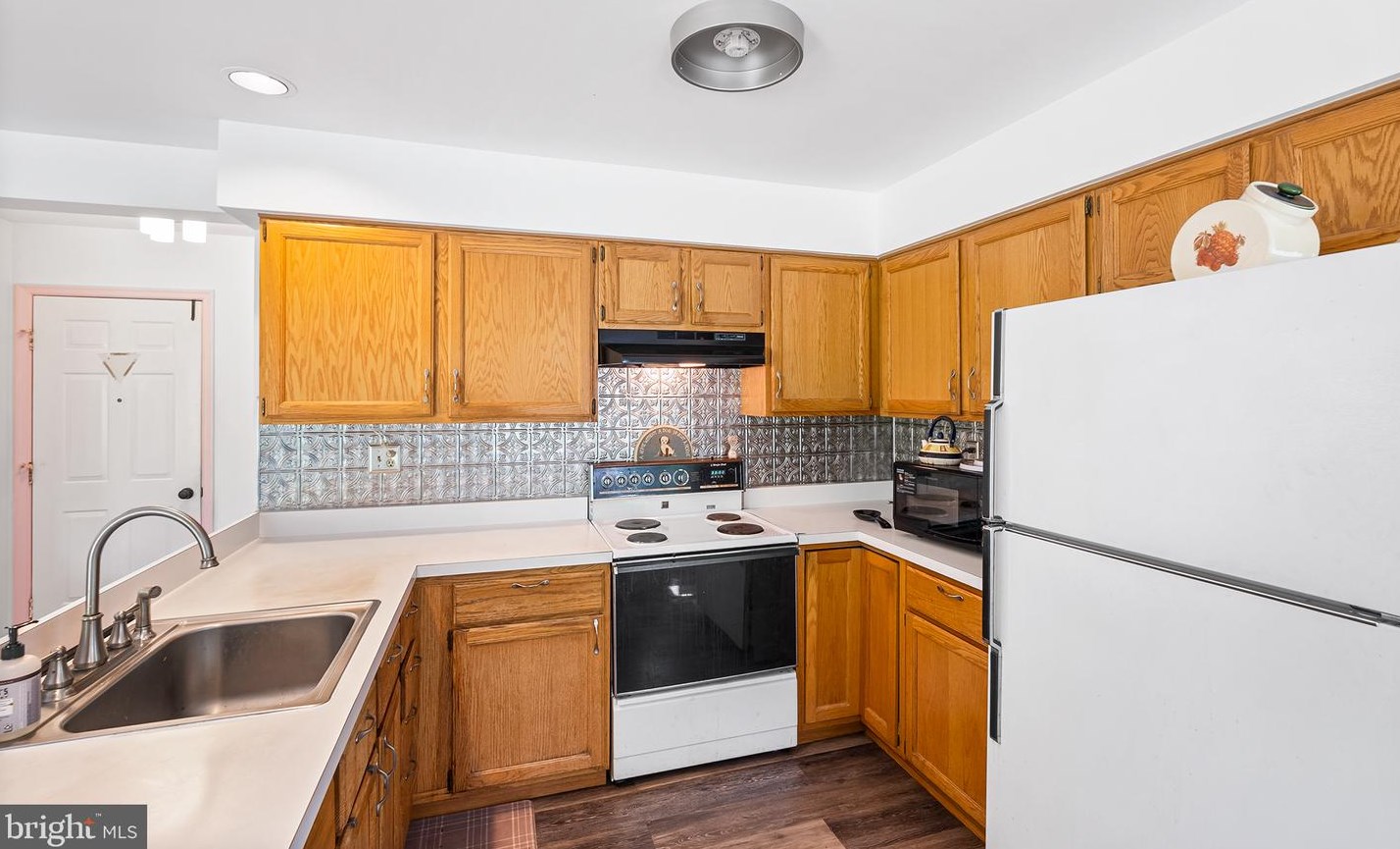 2049 Wellington Rd, Upper Makefield PA 18940-3710 exterior