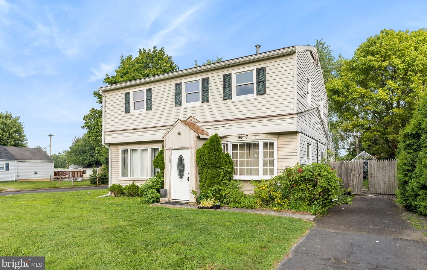 987 Willow St, Southampton, PA 18966-3433