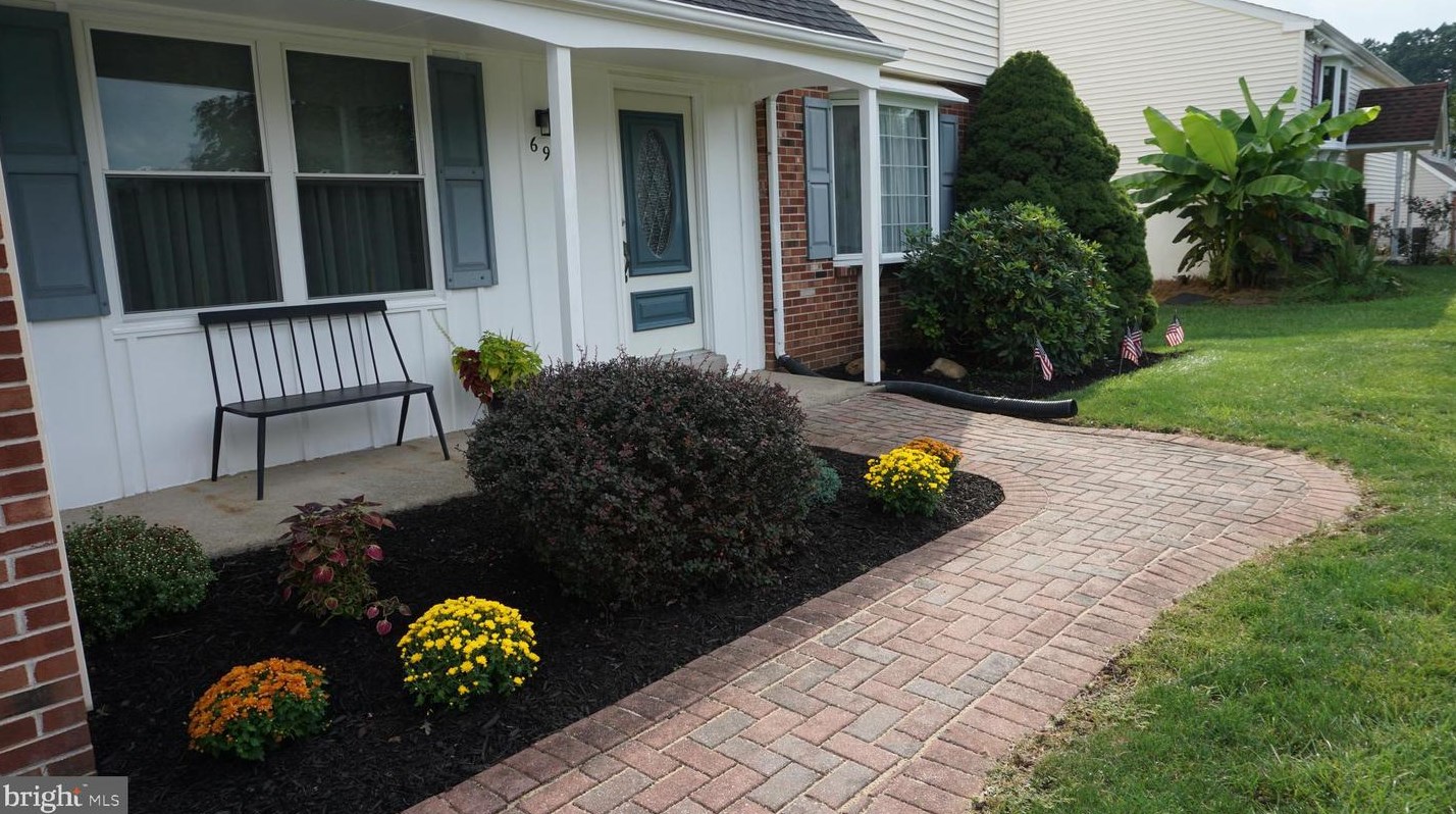 699 Woodlyn Dr, Langhorne, PA 19053-1926