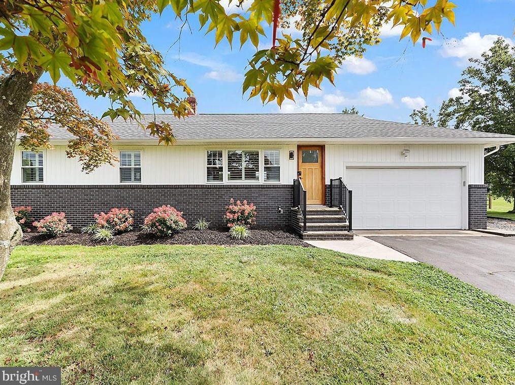 212 Schoolhouse Rd, Sellersville, PA 18960-2935