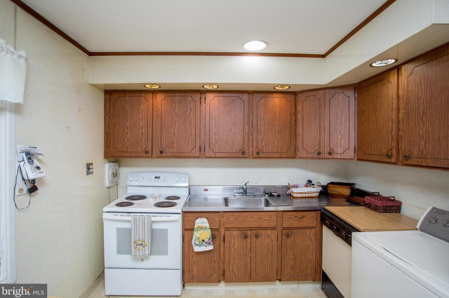 5 Cardinal Rd, Levittown PA  19057-1619 exterior