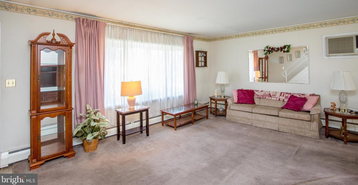 5 Cardinal Rd, Levittown PA  19057-1619 exterior