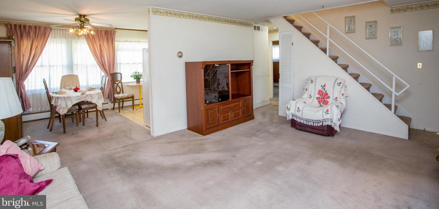 5 Cardinal Rd, Levittown PA  19057-1619 exterior