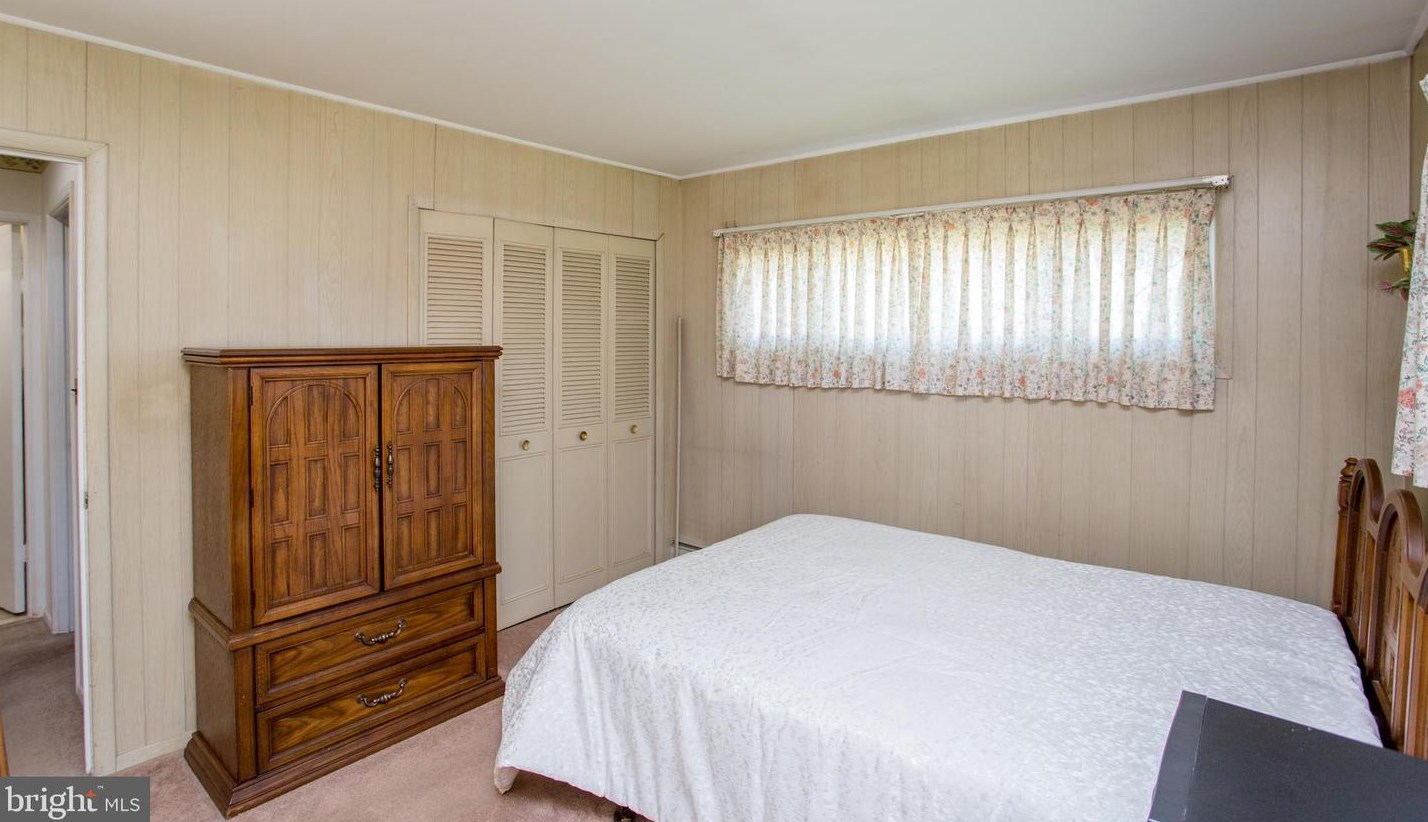 5 Cardinal Rd, Levittown PA  19057-1619 exterior