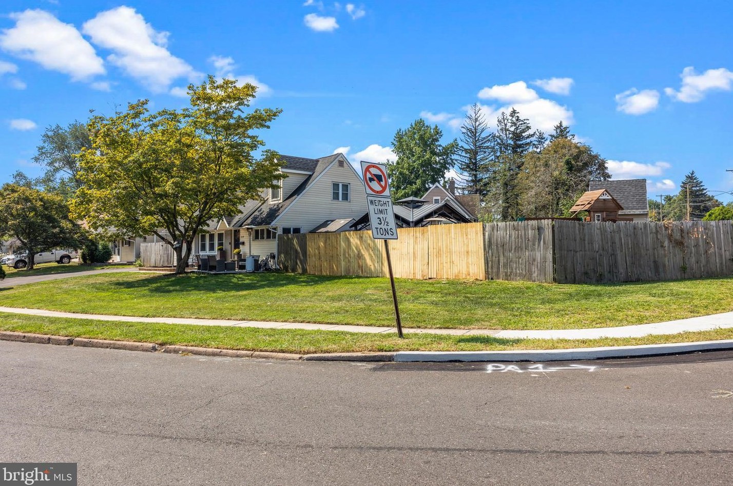 219 Plumbridge Dr, Levittown PA 19056-3536 exterior