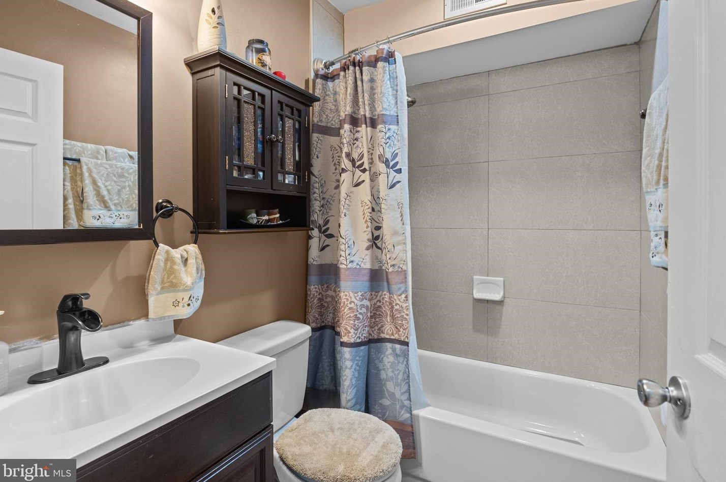 219 Plumbridge Dr, Levittown PA 19056-3536 exterior