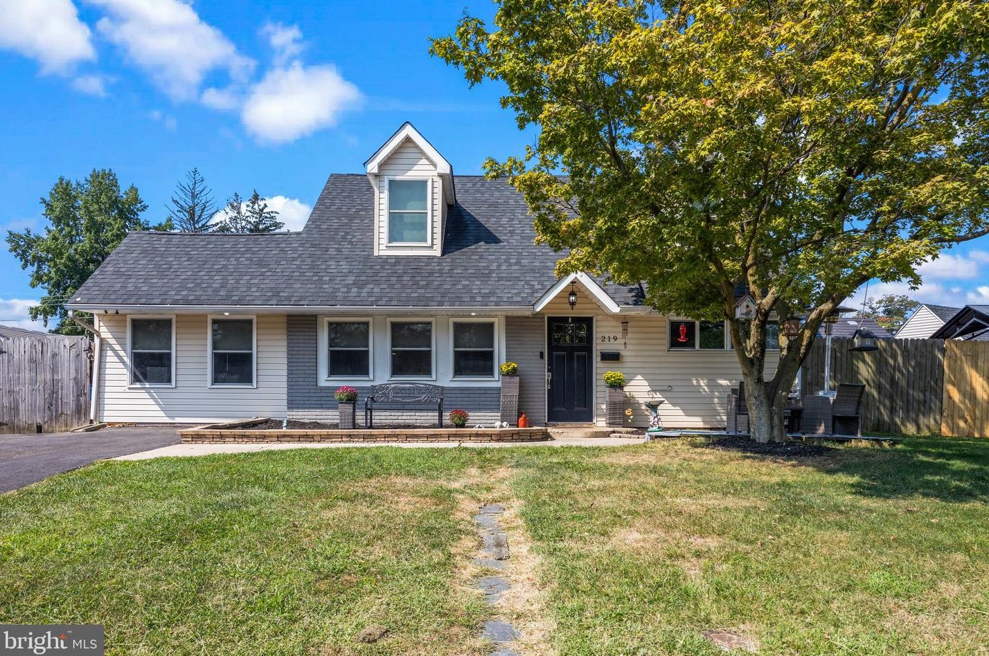 219 Plumbridge Dr, Levittown, PA 19056-3515