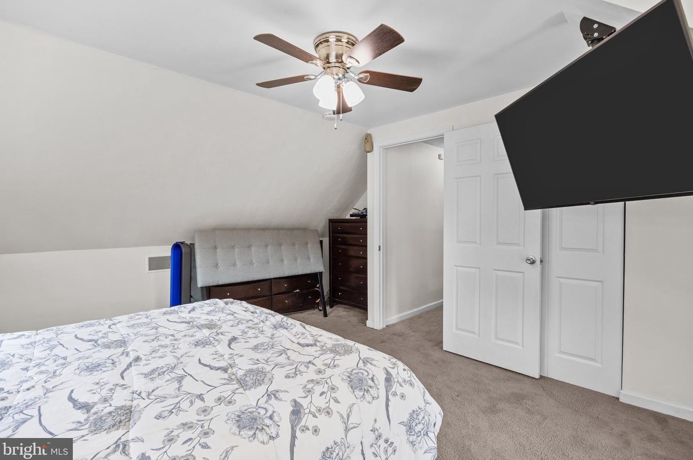 219 Plumbridge Dr, Levittown PA 19056-3536 exterior