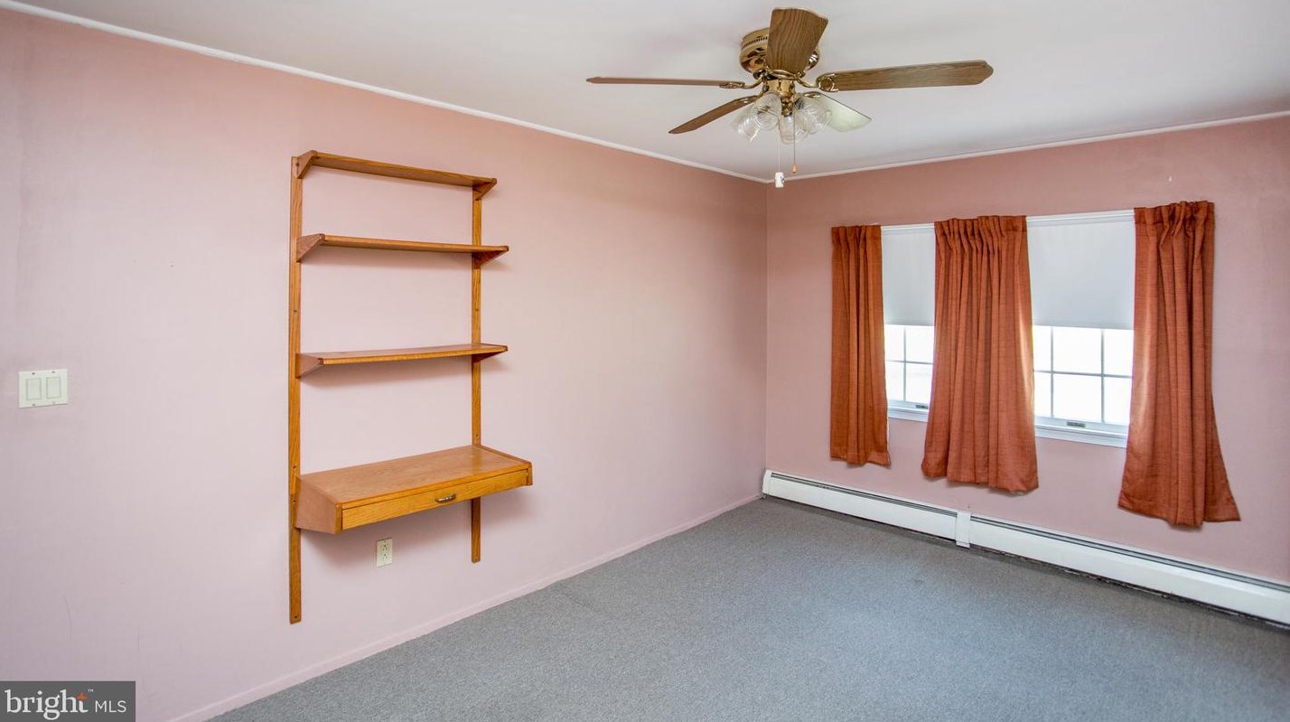 20 Sugarplum Rd, Levittown PA 19056-2221 exterior