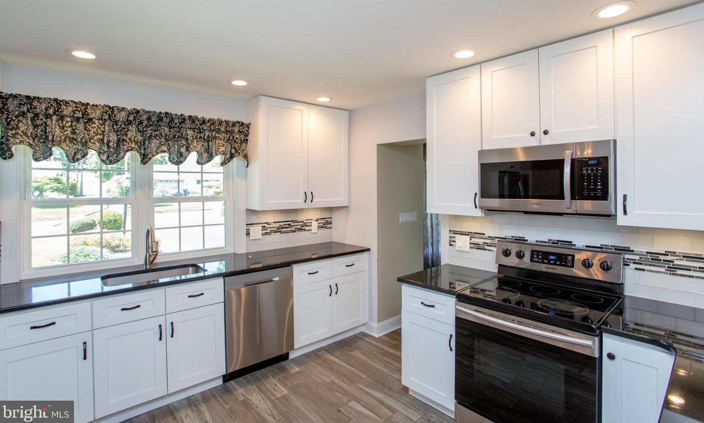 20 Sugarplum Rd, Levittown PA 19056-2221 exterior