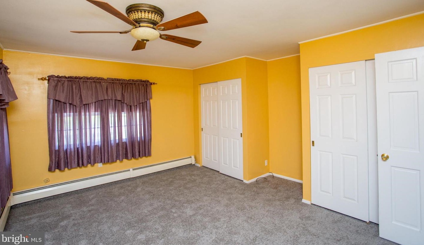 20 Sugarplum Rd, Levittown PA 19056-2221 exterior