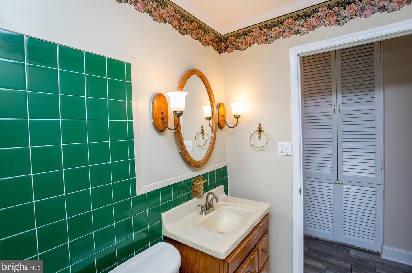 20 Sugarplum Rd, Levittown PA 19056-2221 exterior