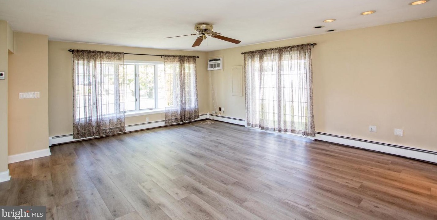 20 Sugarplum Rd, Levittown PA 19056-2221 exterior