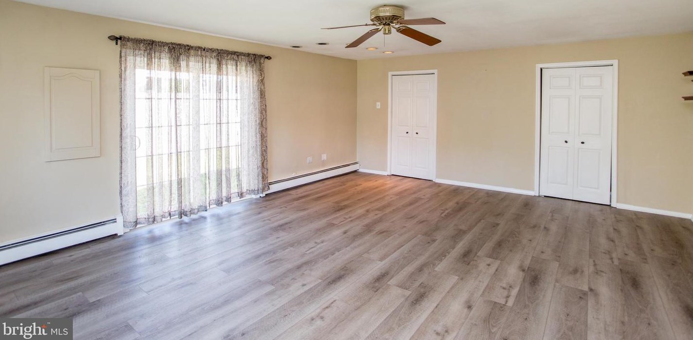 20 Sugarplum Rd, Levittown PA 19056-2221 exterior