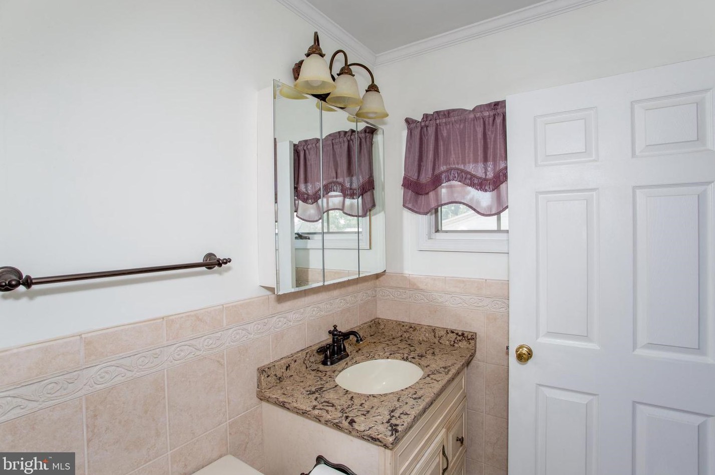 20 Sugarplum Rd, Levittown PA 19056-2221 exterior