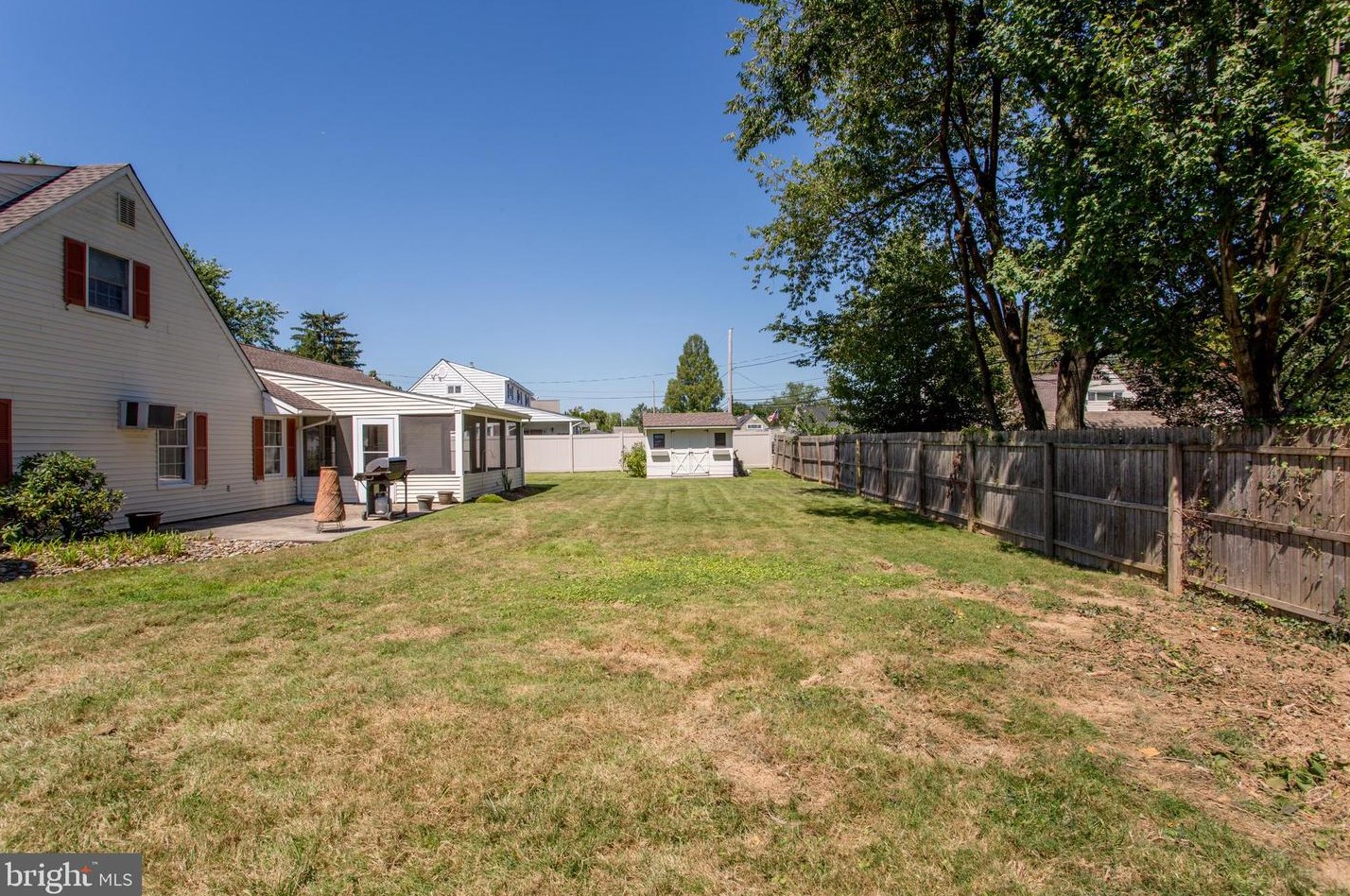 20 Sugarplum Rd, Levittown PA 19056-2221 exterior