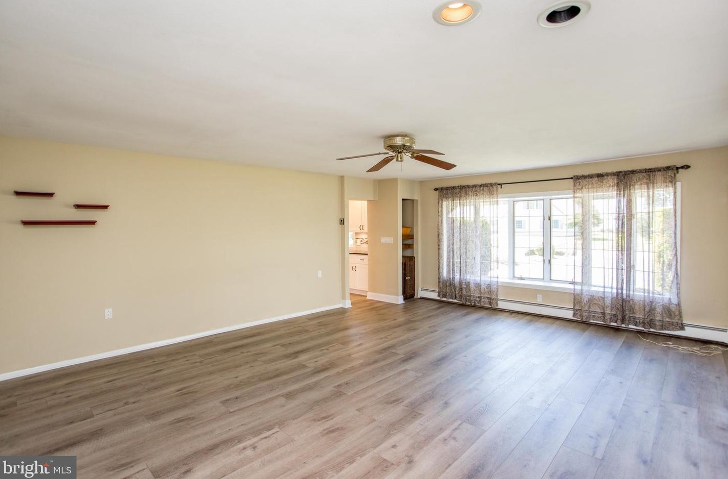 20 Sugarplum Rd, Levittown PA 19056-2221 exterior