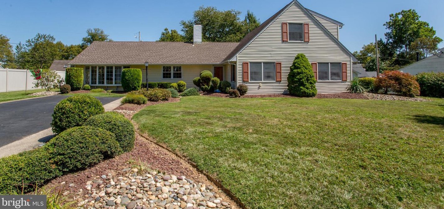 20 Sugarplum Rd, Levittown, PA 19056-2221
