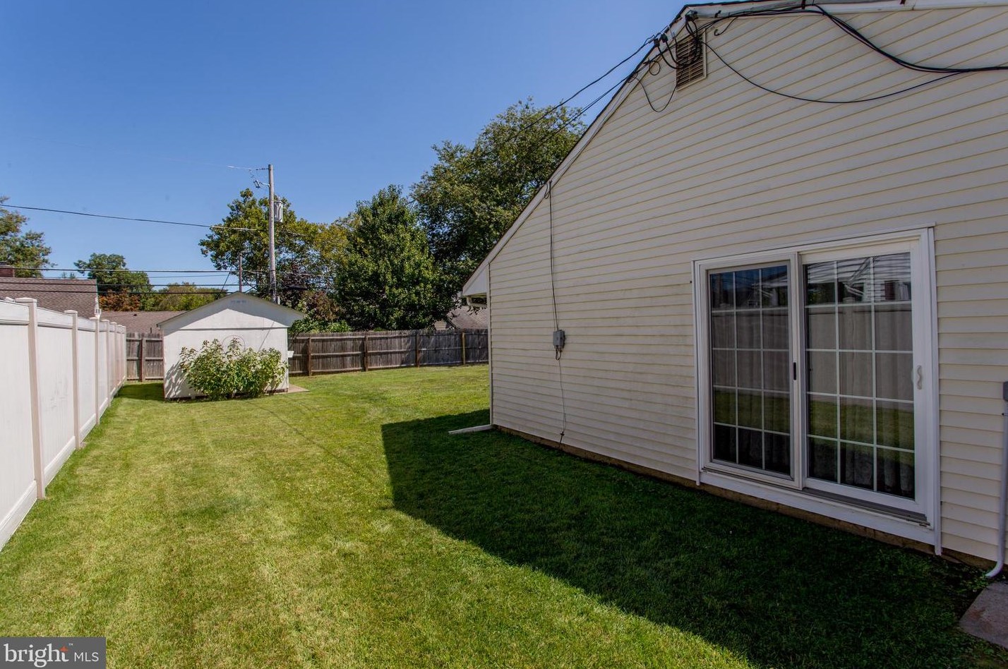 20 Sugarplum Rd, Levittown PA 19056-2221 exterior