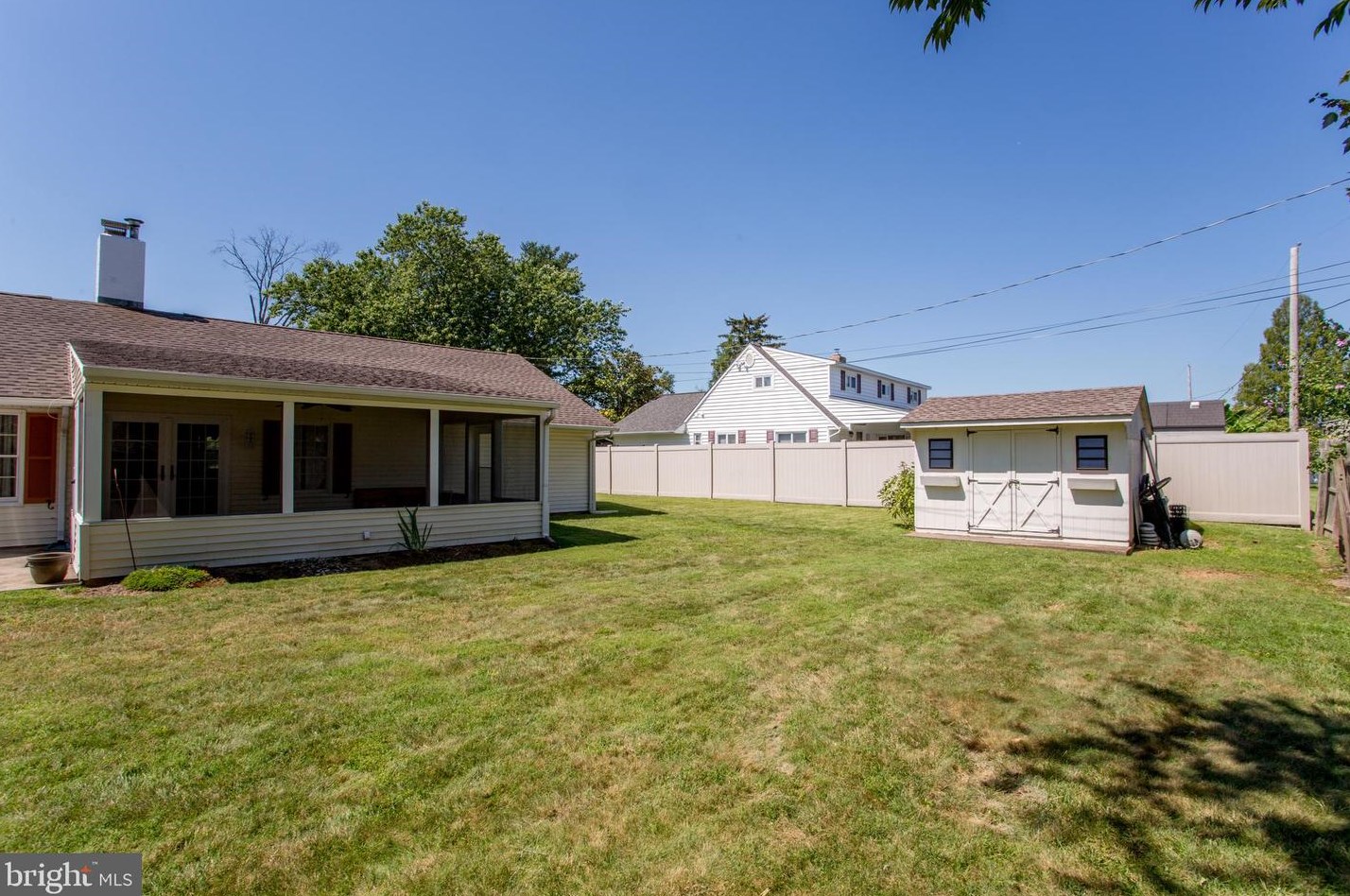 20 Sugarplum Rd, Levittown PA 19056-2221 exterior