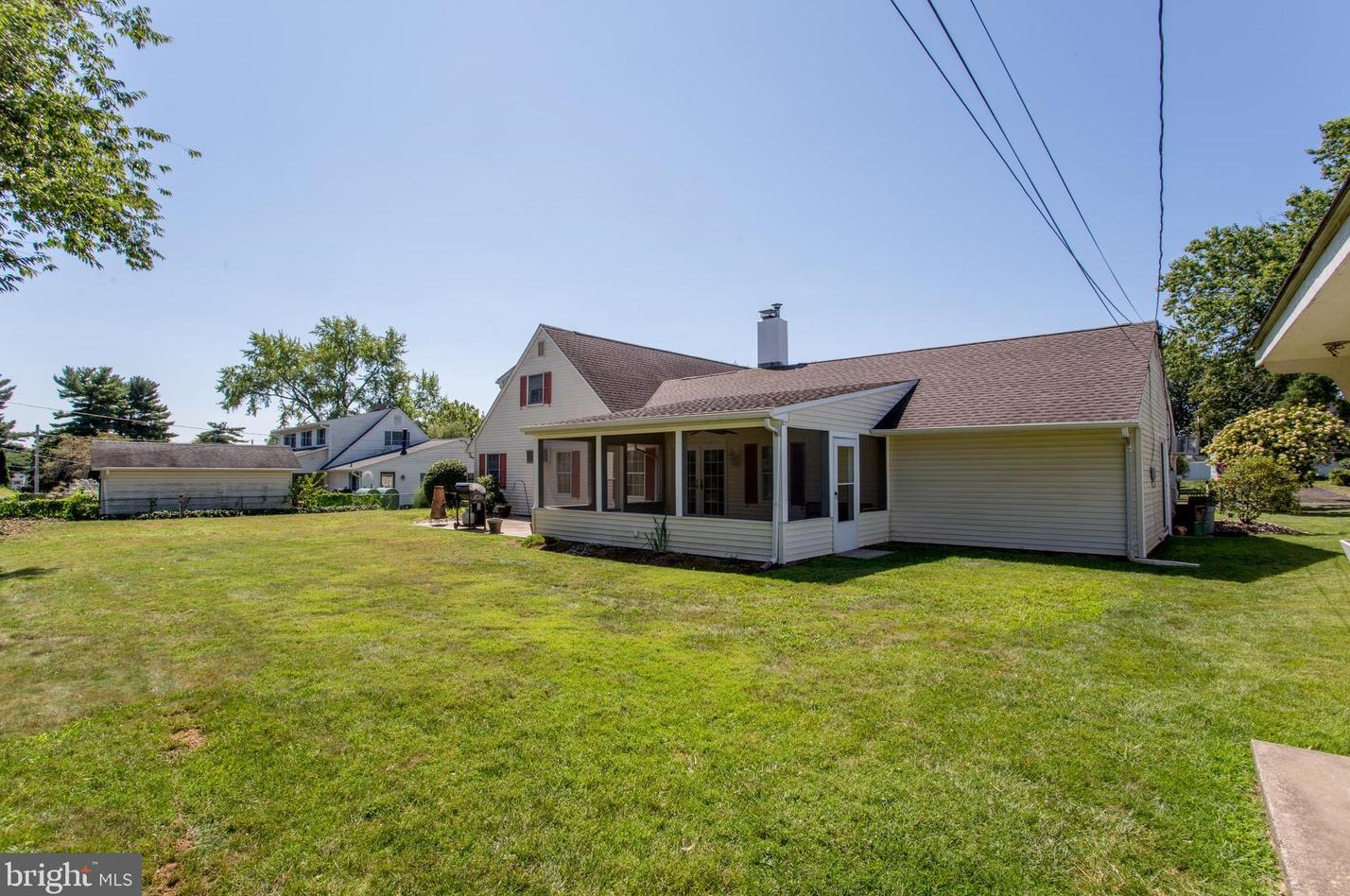 20 Sugarplum Rd, Levittown PA 19056-2221 exterior