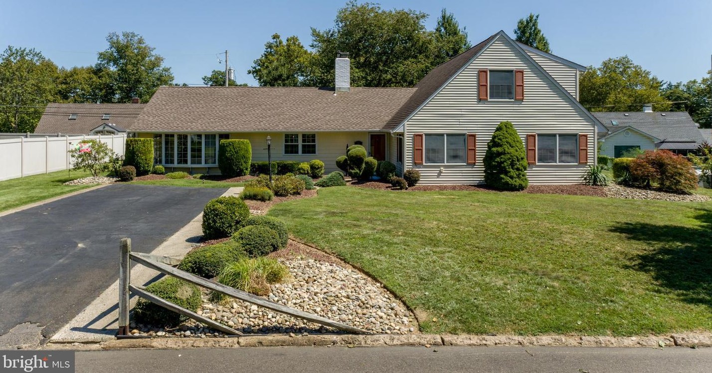 20 Sugarplum Rd, Levittown PA 19056-2221 exterior