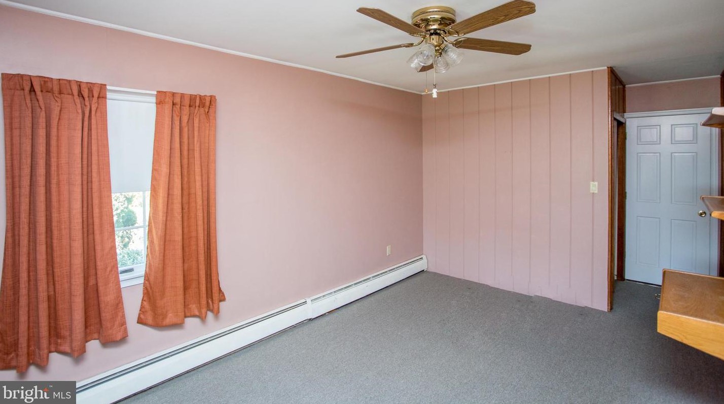 20 Sugarplum Rd, Levittown PA 19056-2221 exterior