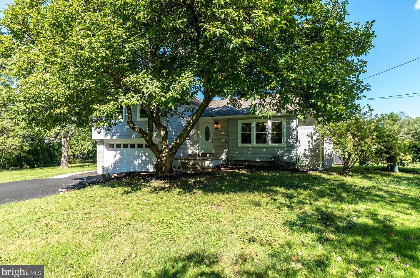 27 Pickwick Dr, Gardenville, PA