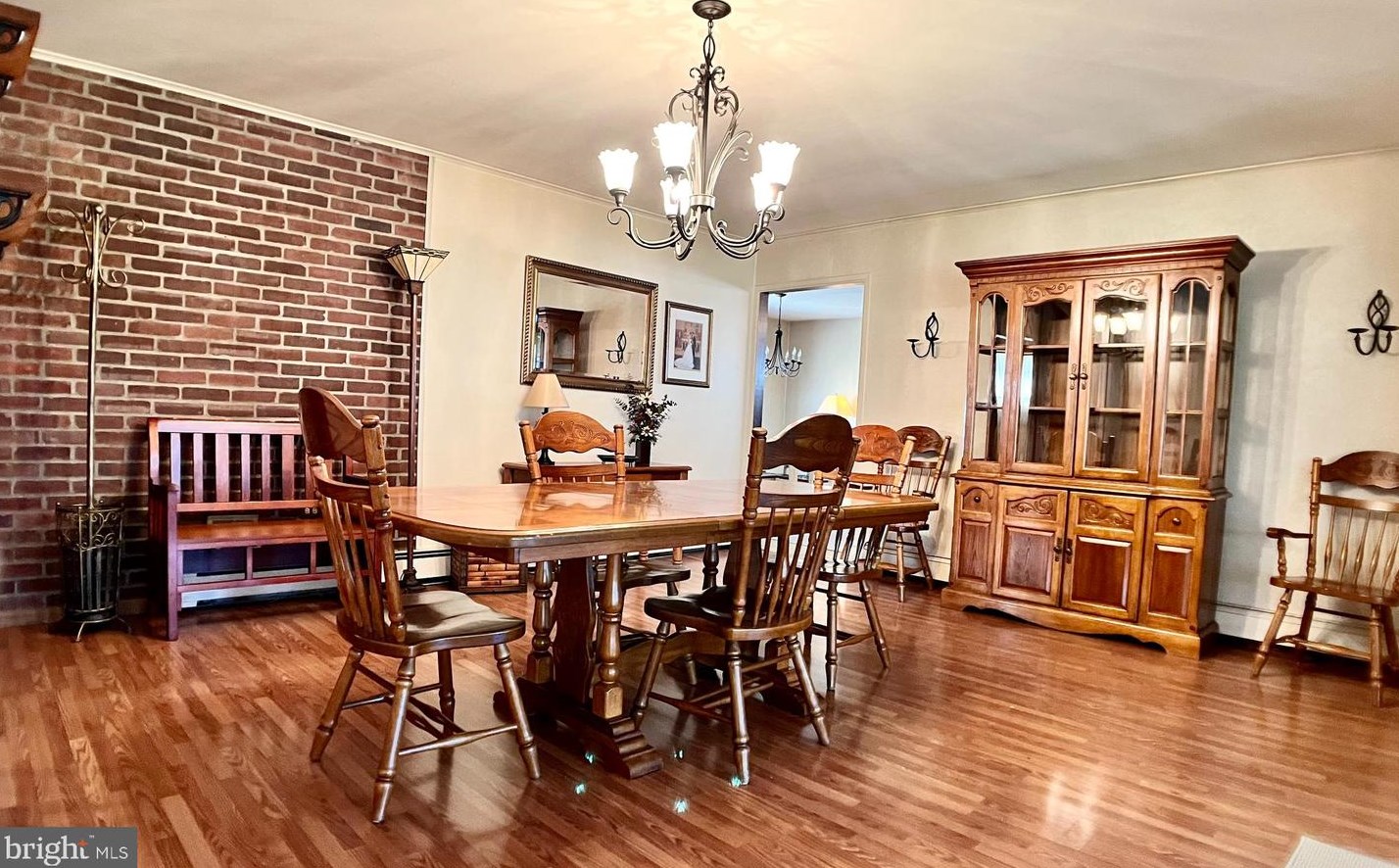 33 Ruby Ln, Levittown PA 19055-1432 exterior