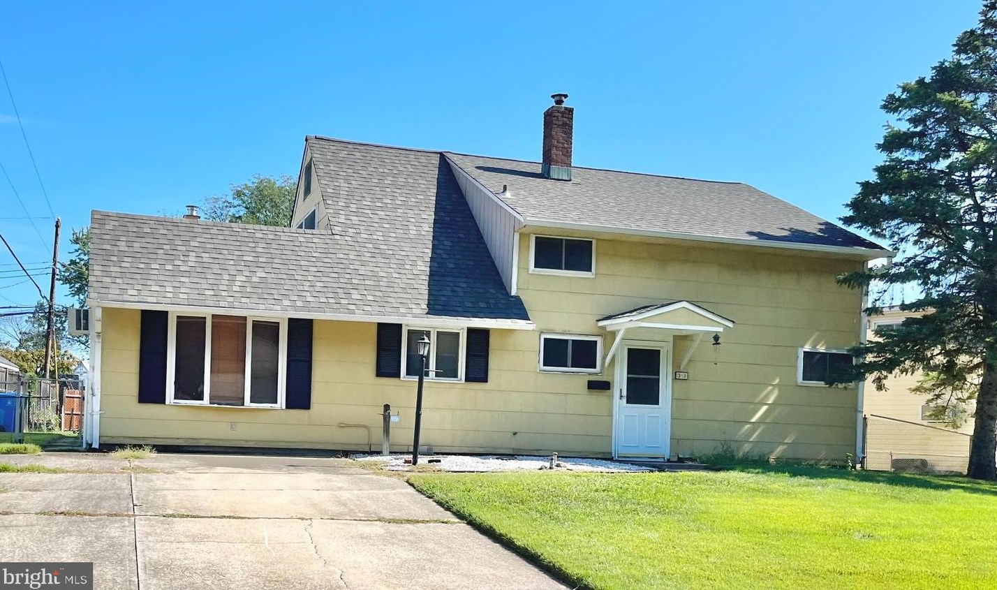 33 Ruby Ln, Levittown, PA 19055-1430