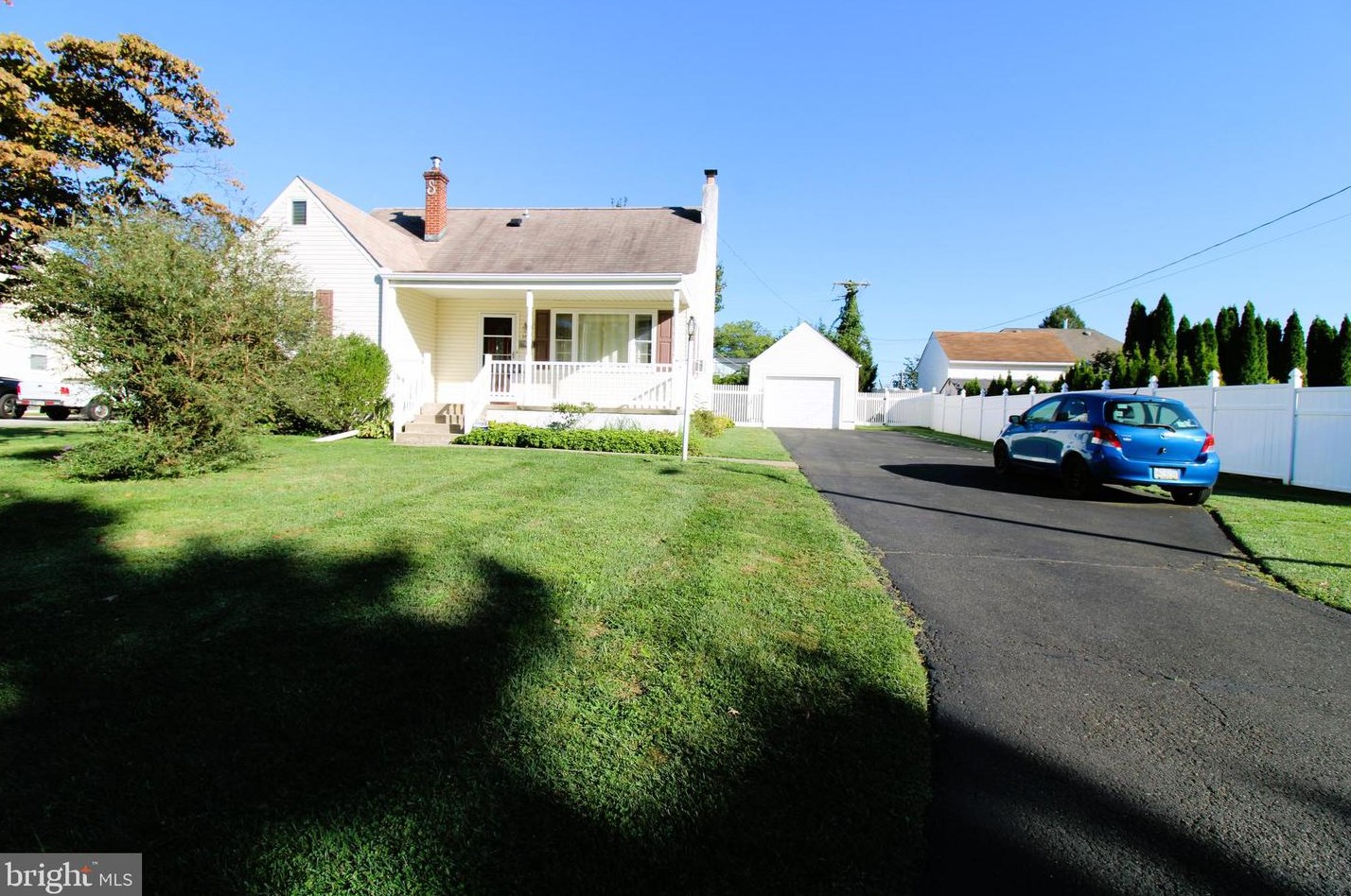 1411 Pleasant Dr, Langhorne, PA 19053-4308