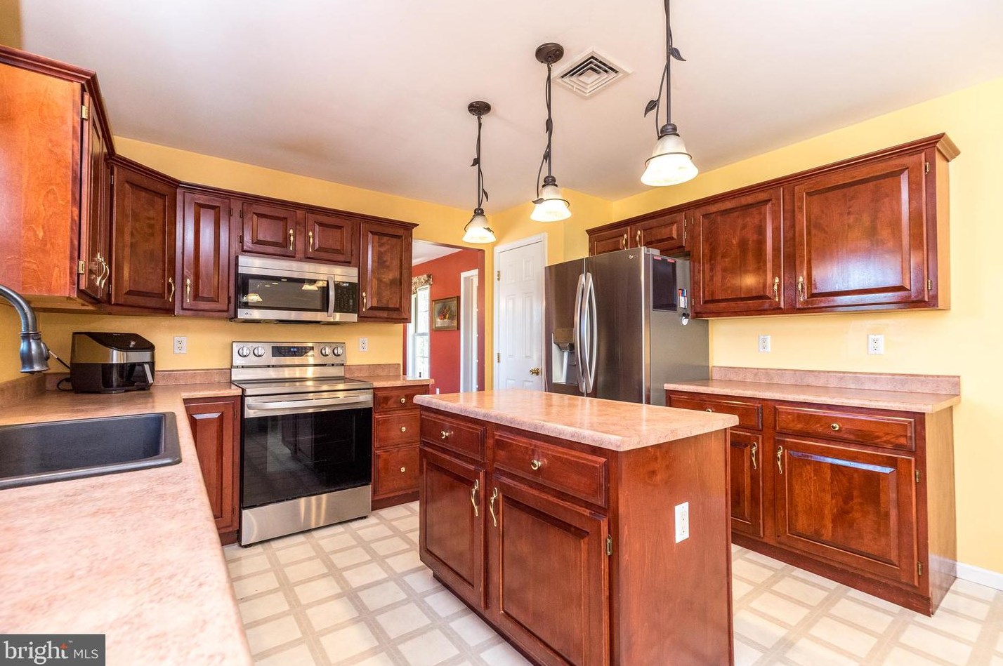 35 Steeple Dr, Kintnersville PA  18930-1652 exterior