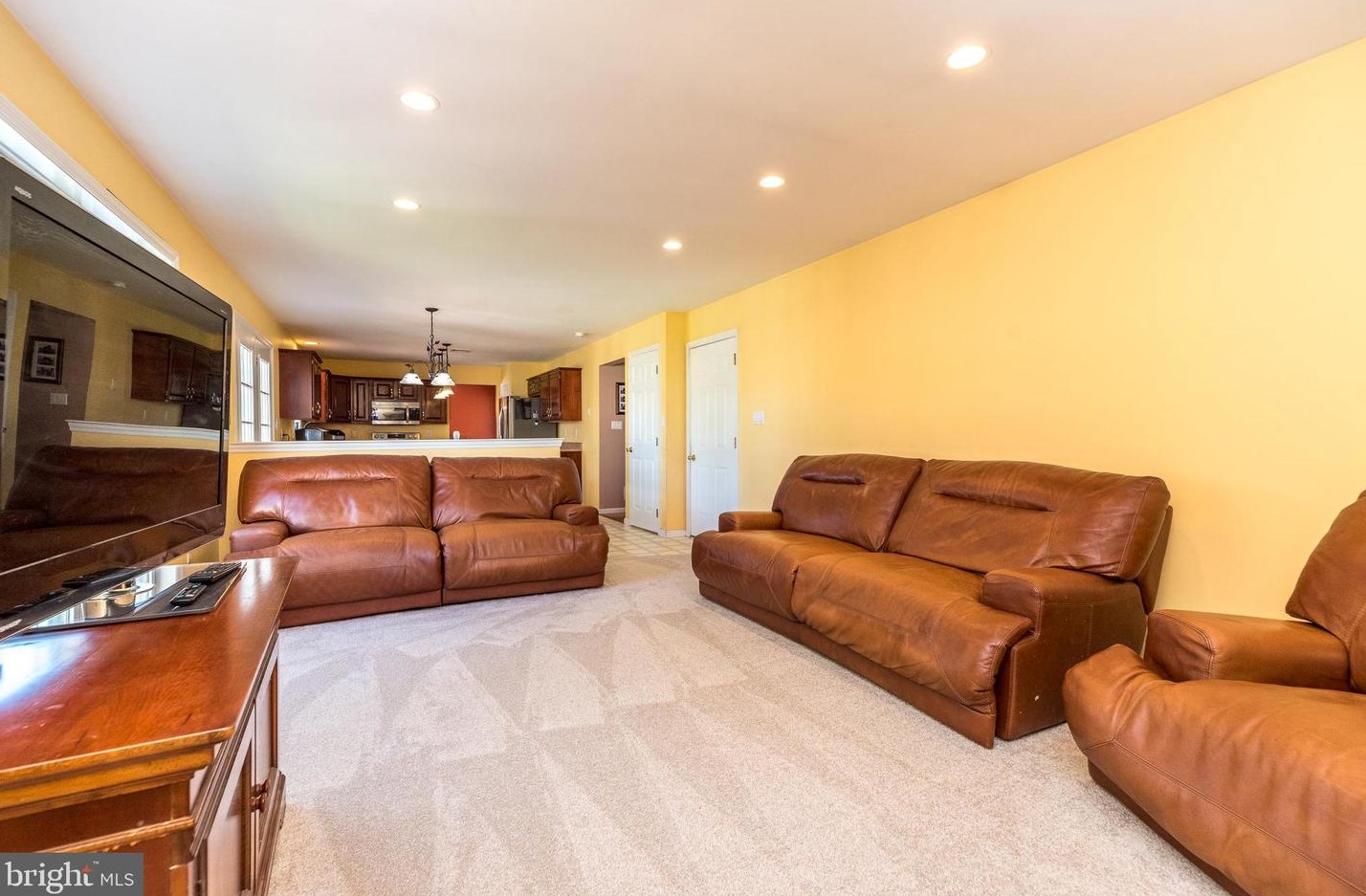 35 Steeple Dr, Kintnersville PA  18930-1652 exterior