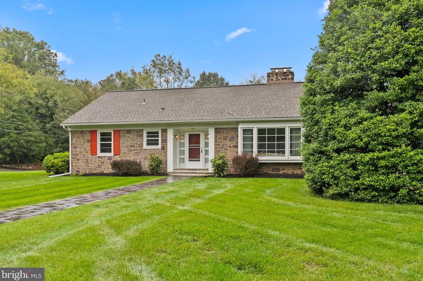 11 New Rd, Gardenville, PA