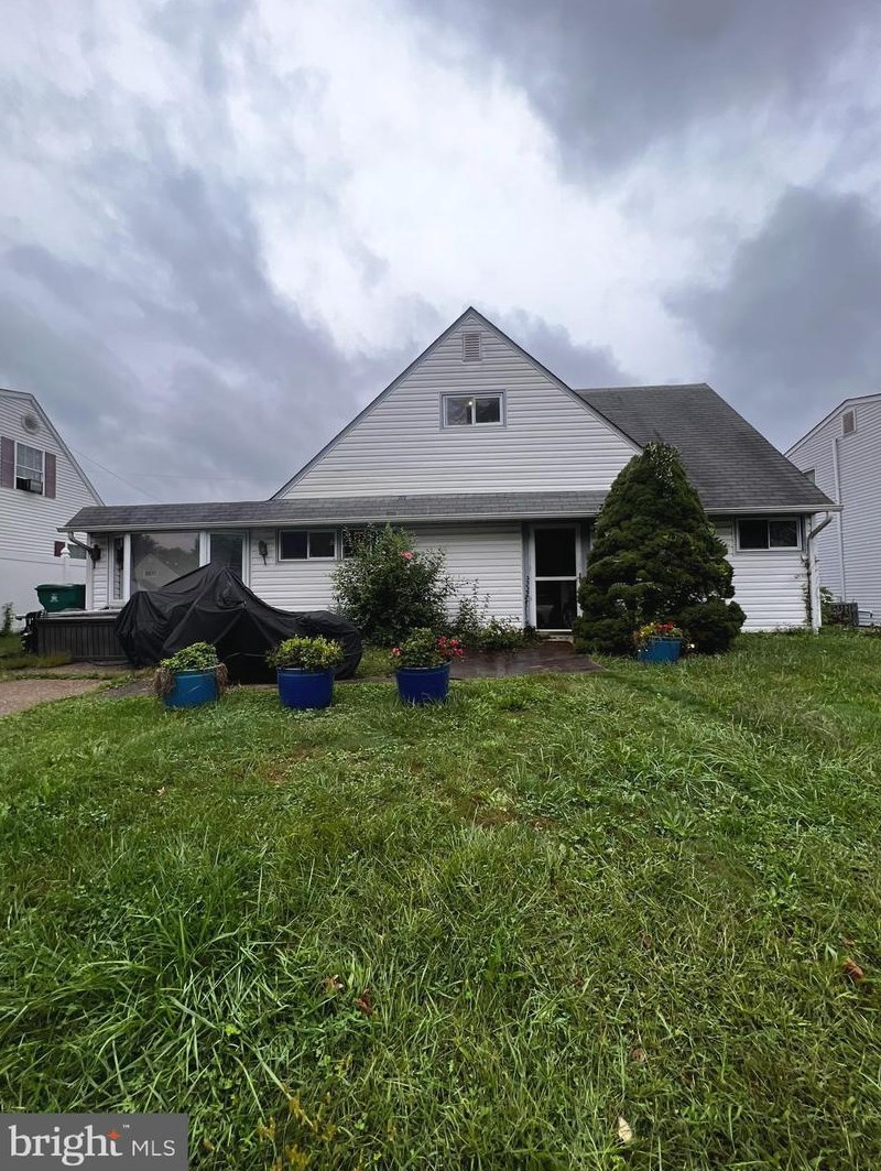 16 Alder Ln, Levittown, PA 19055-1208