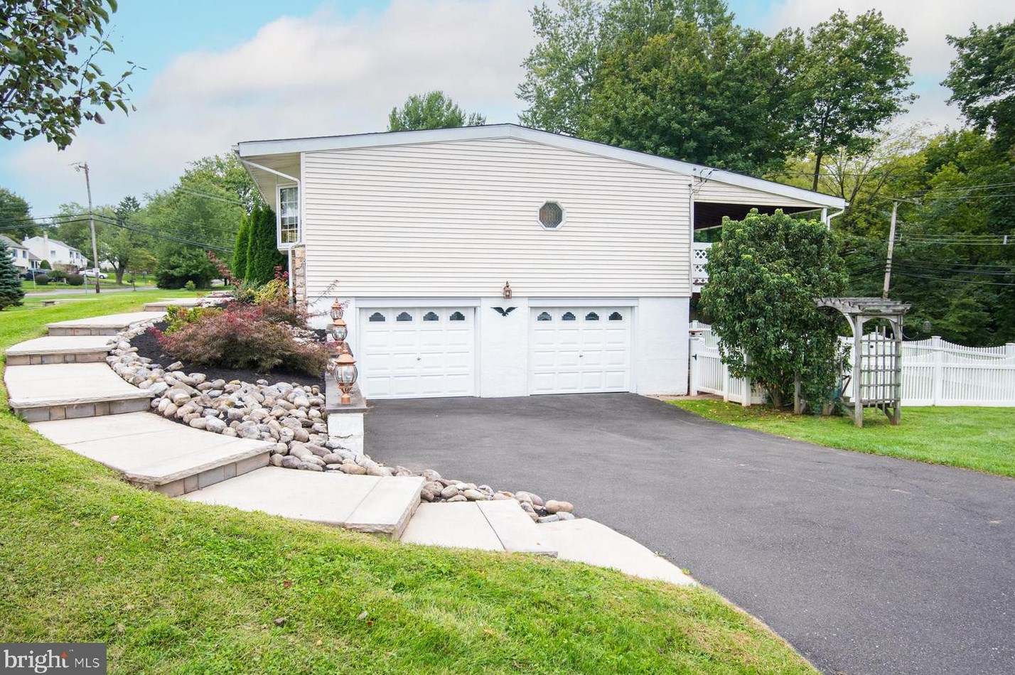 105 Brittany Dr, Chalfont, PA 18914-2303