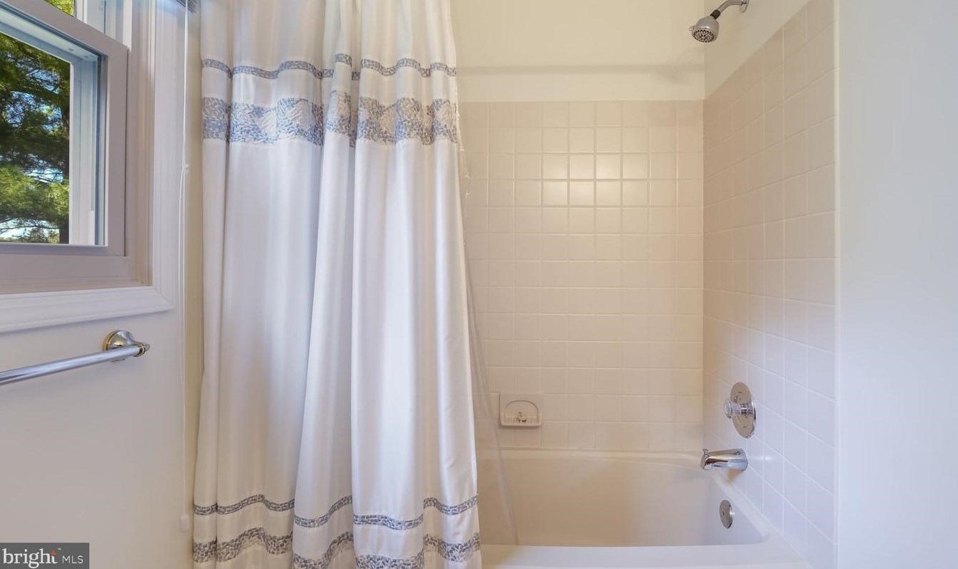 21 Kanon Ct, Upper Makefield PA 18940-1861 exterior