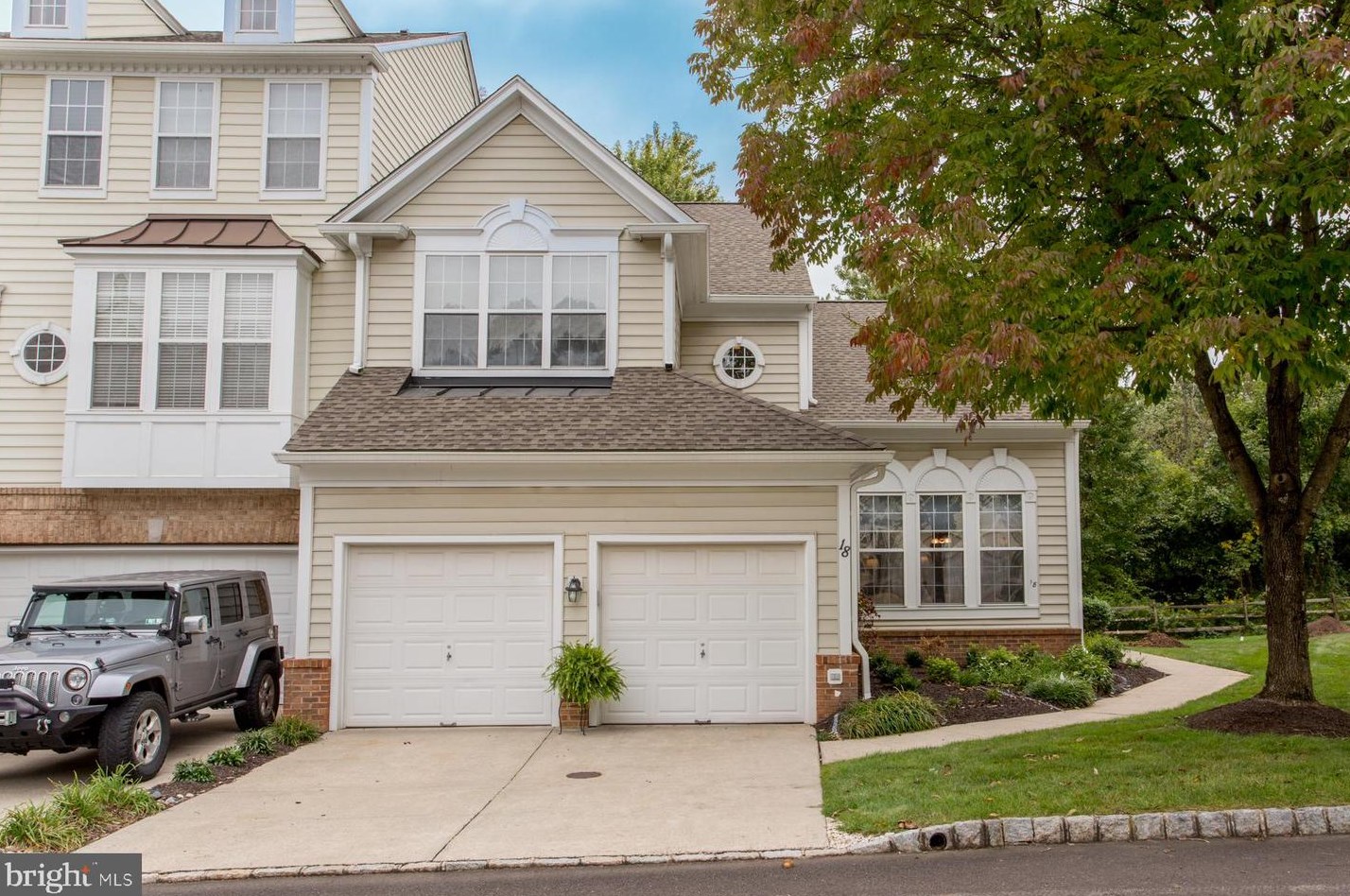 18 Charter Oak Ct, Gardenville, PA