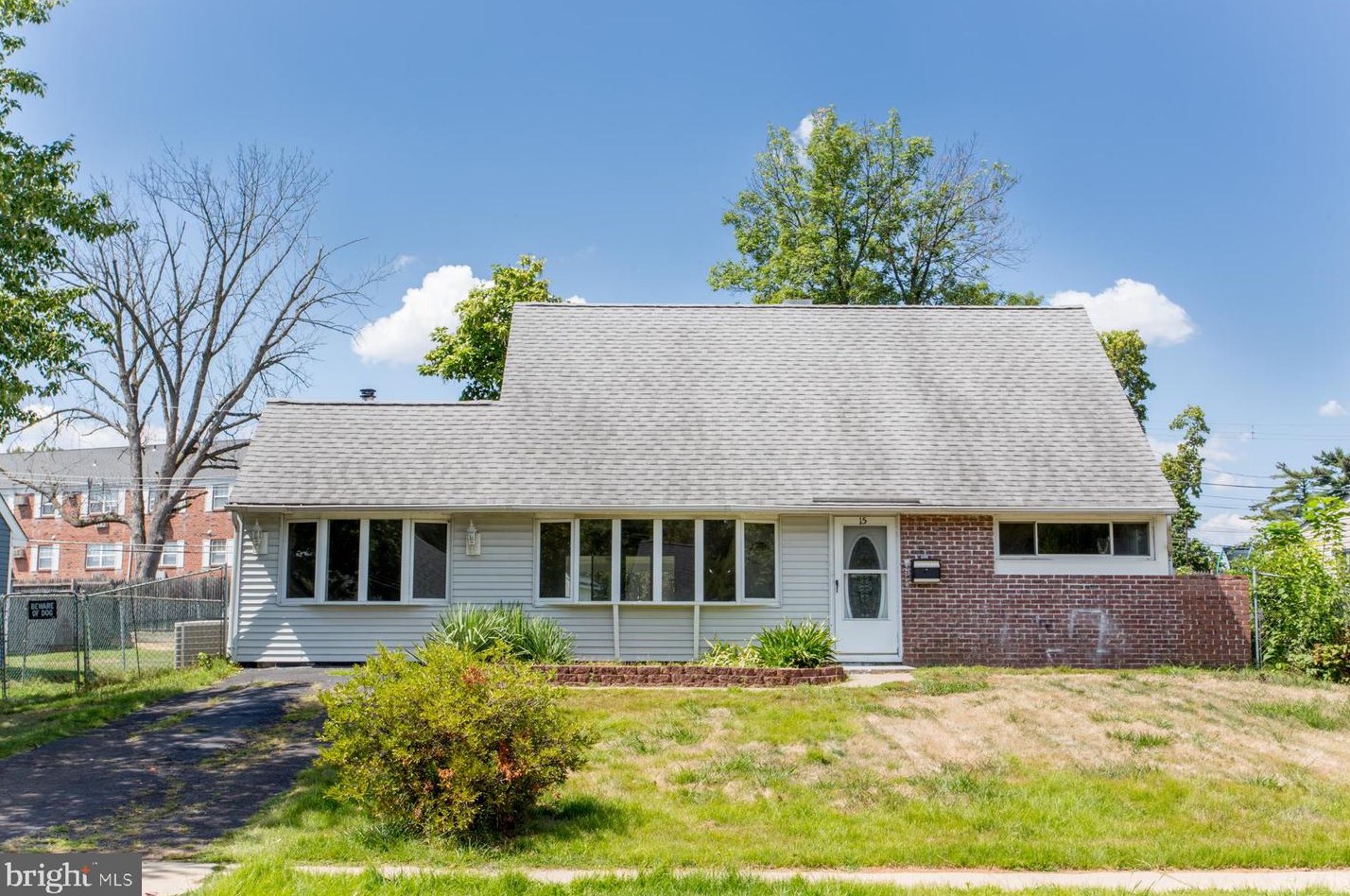 15 Violet Rd, Levittown, PA 19057