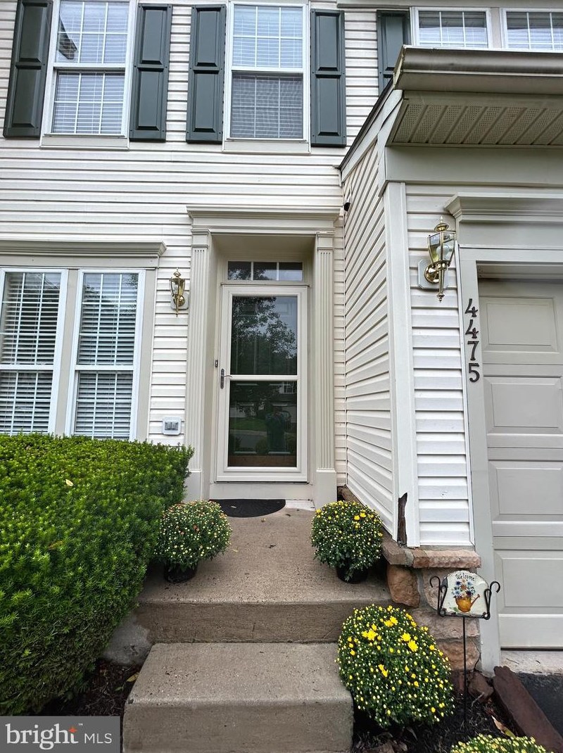 4475 Honeysuckle Ln, Gardenville, PA