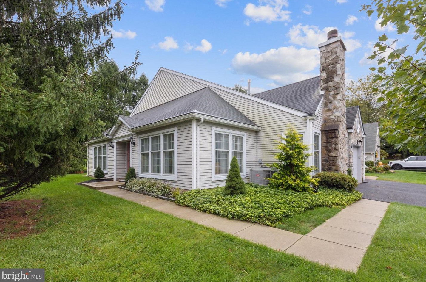 8 Martin Ct, Upper Makefield, PA 18940-1856