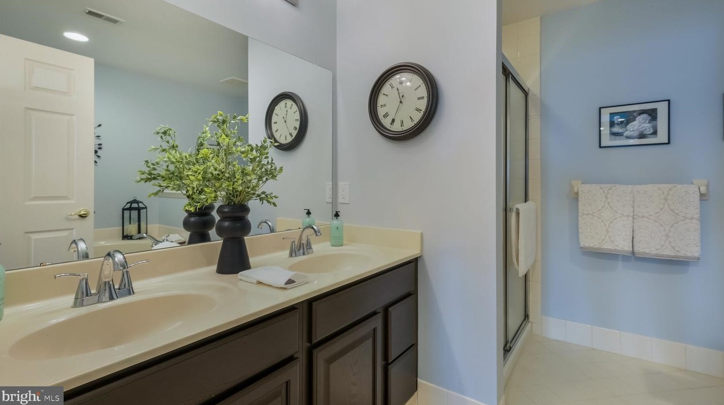 49 Wellington Rd, Upper Makefield PA 18940-3714 exterior