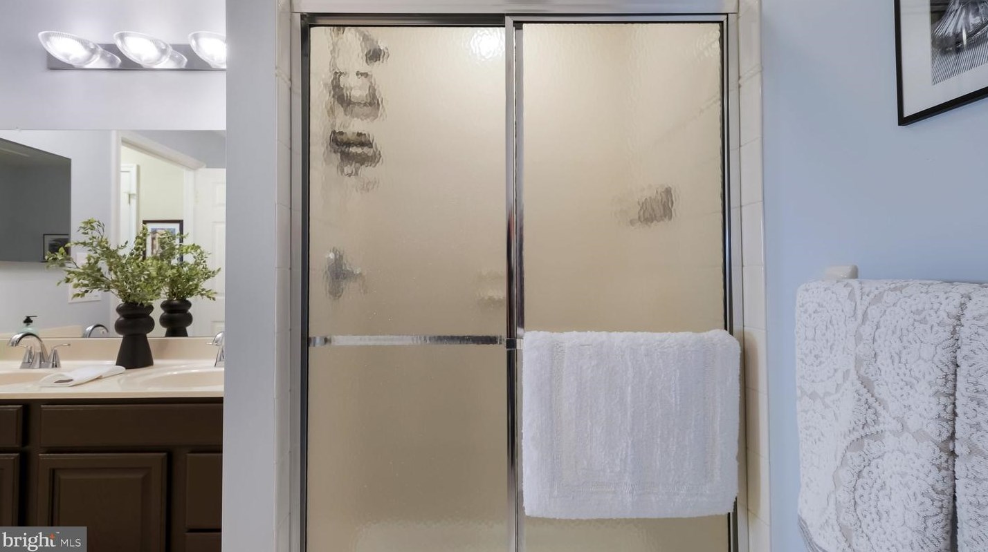 49 Wellington Rd, Upper Makefield PA 18940-3714 exterior