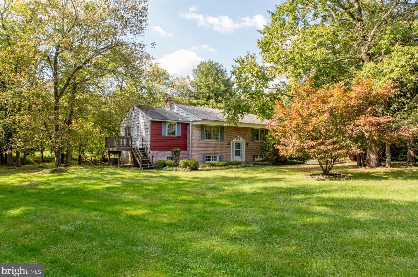 66 Pebble Woods Dr, Gardenville, PA