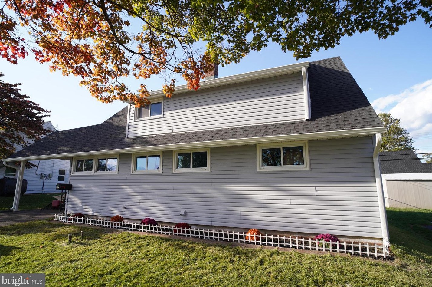 27 Inbrook Rd, Levittown, PA 19057-2303